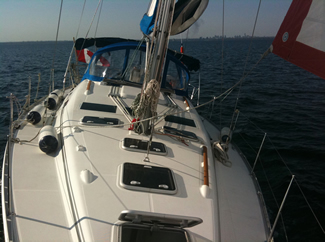 Beneteau_393_Deck Sailing