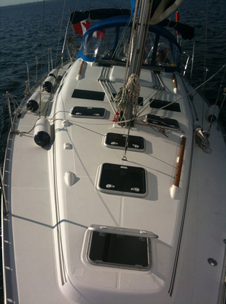 Beneteau_393_Deck Sailing