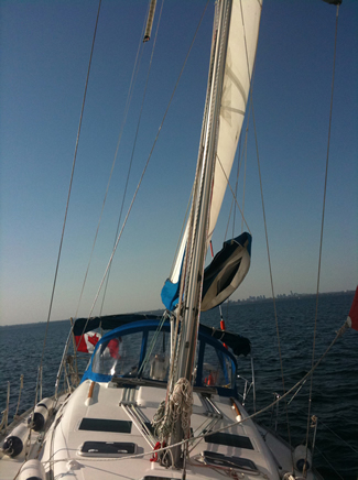 Beneteau_393_Main Sail1 Sailing
