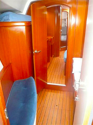 Beneteau 393 Front Cabin To Main